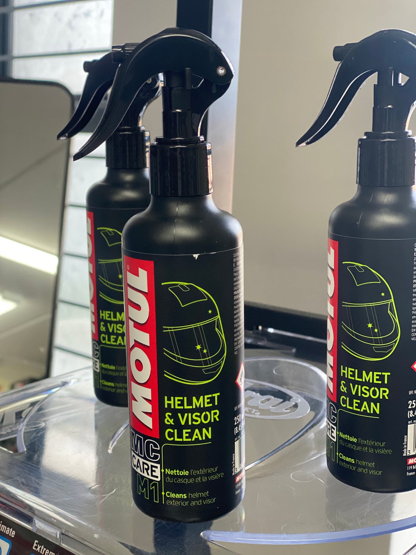 MOTUL M1 Helmet and Visor CLEAN / Spray 250ml