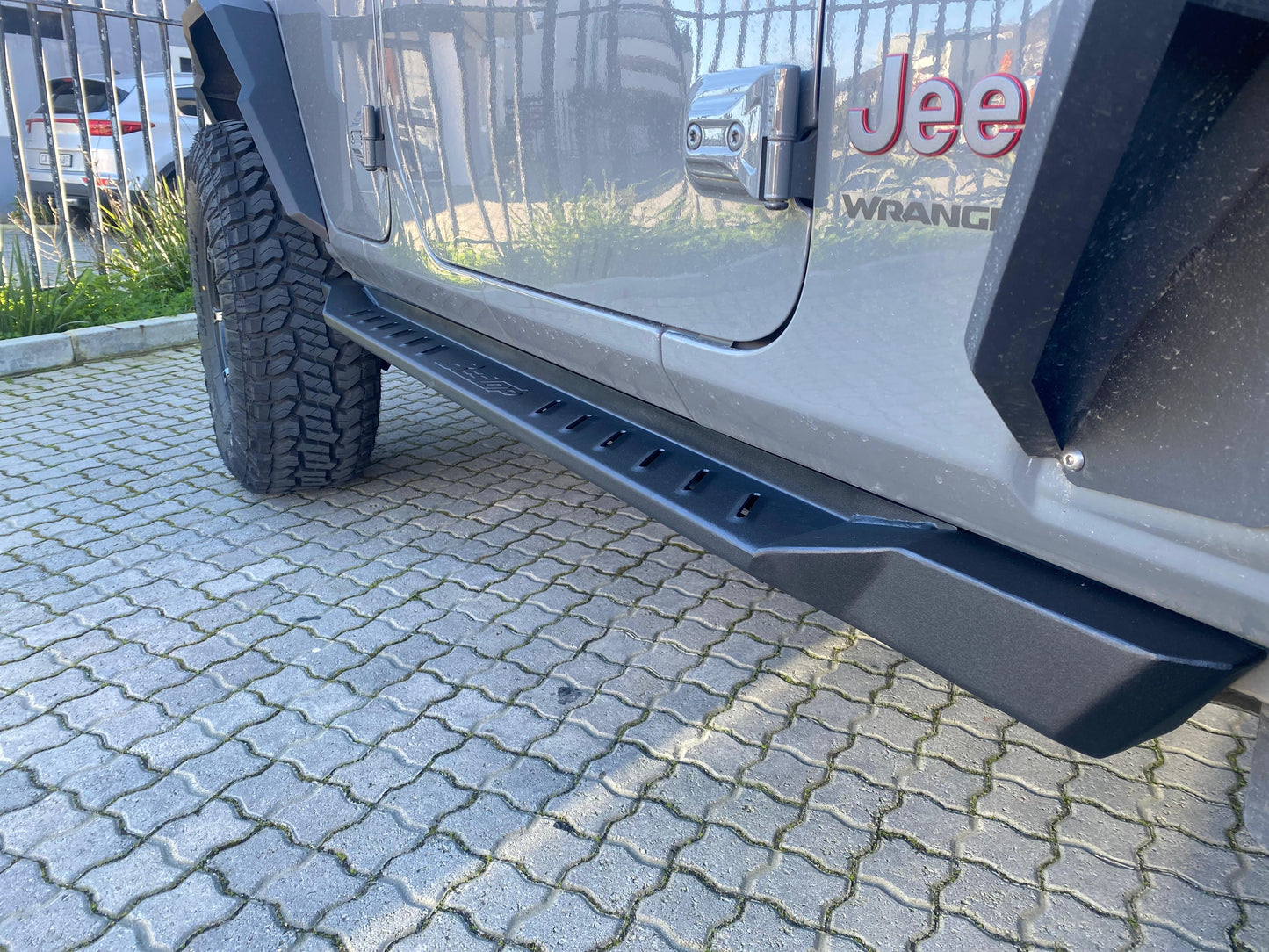 GRANITE SERIES™ ROCK RAILS / Steps / Sliders - for Wrangler 4DR JLU by Bestop