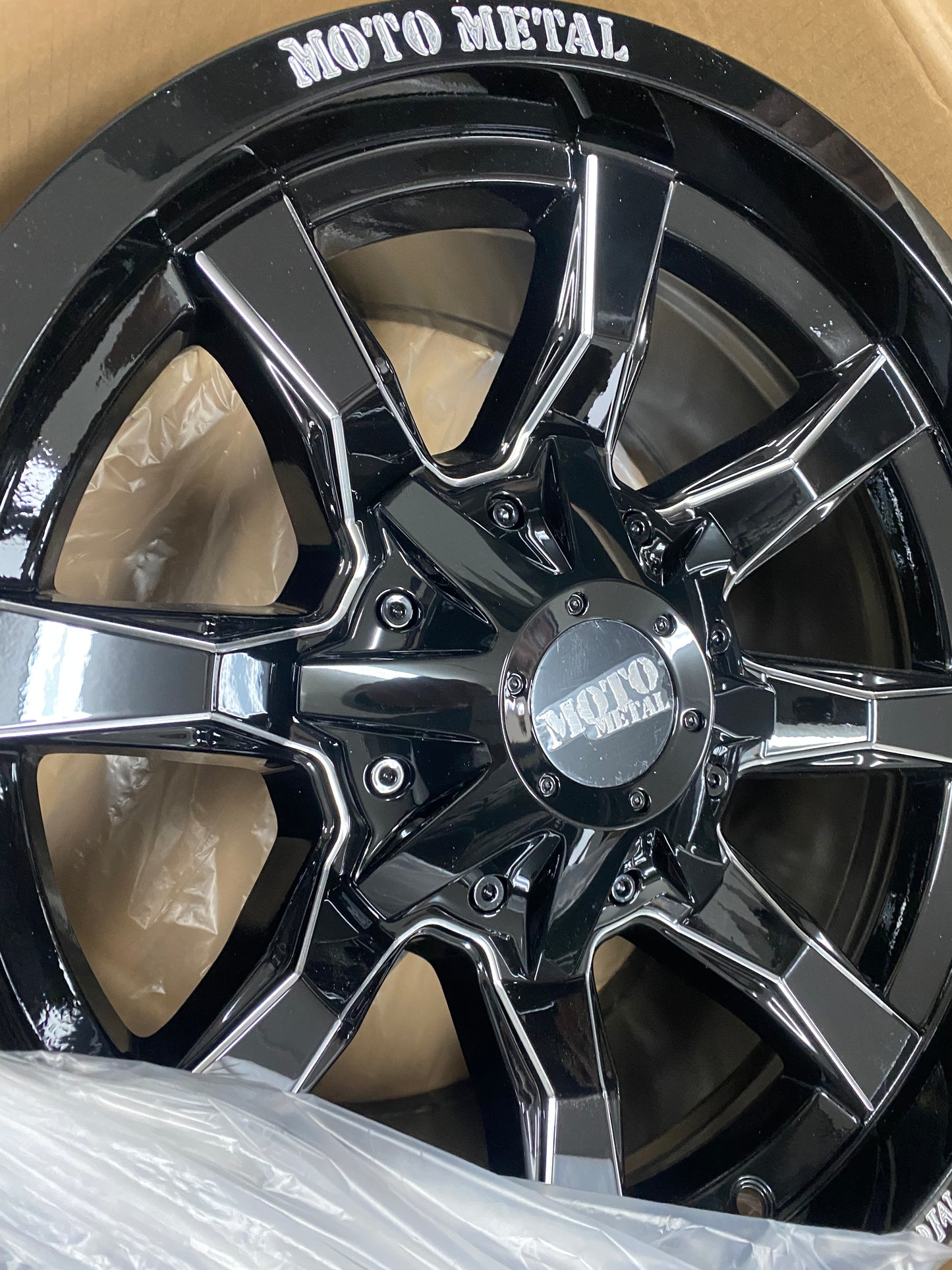 Moto-Metal MO970 Gloss Black with milled spokes - 17" (set of 5 Jeep 5x127 and 5x139.7 -12)